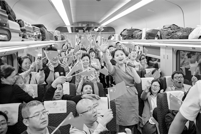 10月1日，乘客們在列車上共同慶祝新中國成立70周年。 蘭州局集團(tuán)供圖
