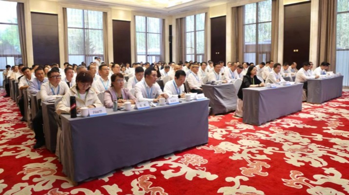 6月20日，甘肅文旅集團(tuán)2025年文化品牌建設(shè)暨內(nèi)訓(xùn)師培訓(xùn)班在集團(tuán)武威實(shí)訓(xùn)基地開(kāi)班。甘肅文旅集團(tuán)黨委書(shū)記、董事長(zhǎng)石培文以《黃沙與星途，種植文旅人的永恒綠洲》為題，講授了“開(kāi)班第一課″，翻開(kāi)集團(tuán)企業(yè)文化