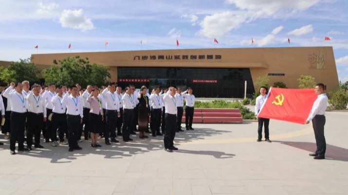 為深入貫徹習(xí)近平生態(tài)文明思想，踐行“綠水青山就是金山銀山”理念，傳承紅色基因，在“七一