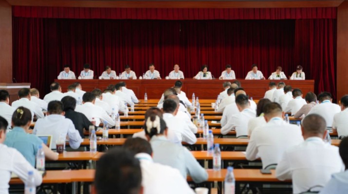 7月18日上午，甘肅文旅集團(tuán)召開(kāi)2025年上半年工作會(huì)暨生產(chǎn)經(jīng)營(yíng)調(diào)度會(huì)。集團(tuán)黨委書(shū)記、董事長(zhǎng)石培文出席會(huì)議并講話(huà)，黨委副書(shū)記、總經(jīng)理馬文玫主持會(huì)議并安排下半年重點(diǎn)工作。會(huì)議通報(bào)了集團(tuán)上半年經(jīng)營(yíng)成果、“